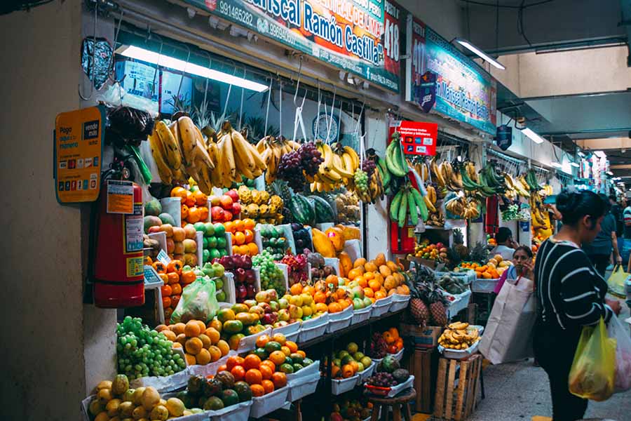 Embárcate en un emocionante Tour de Comida Callejera en Lima y descubre sabores auténticos que harán vibrar tus sentidos. Explora los rincones gastronómicos más auténticos de la ciudad, probando delicias locales que han conquistado los paladares de los limeños. ¡Una experiencia culinaria única te espera en las calles de Lima! ¡Reserva ahora y déjate seducir por los sabores de Perú!