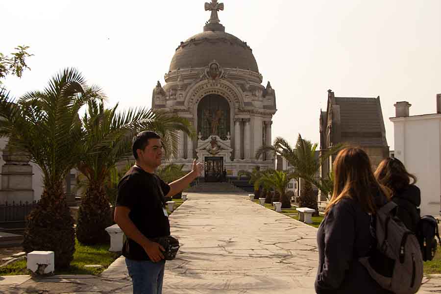 Tour al Cementerio Presbítero Matías Maestro de Lima: Un Paseo entre las Sombras