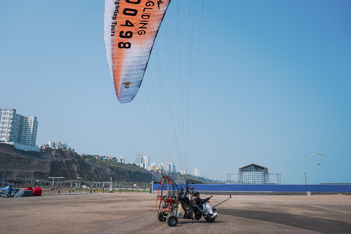 paratrike en la costa verde